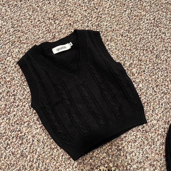 BUNDLE 2 Skirts, 2 sweaters, 1 sparkle top and cropped jacket - Picture 3 of 7